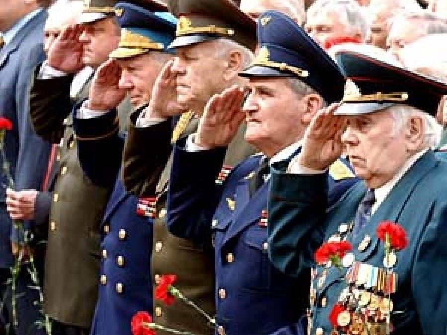 Для военных пенсионеров, переезжающих в Москву из таких городов, как Симферополь, ключевой вопрос заключается в том, сохранится ли за ними право на получение этой надбавки после того, как они обосновались в столице. Согласно российскому законодательству, пенсионеры имеют право на определенные региональные надбавки в зависимости от места проживания. Однако эти выплаты могут быть изменены в зависимости от местных правил и административных решений.