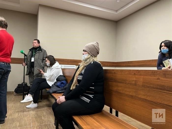 Завернутые в пленку и выброшенные рядом с мусором
