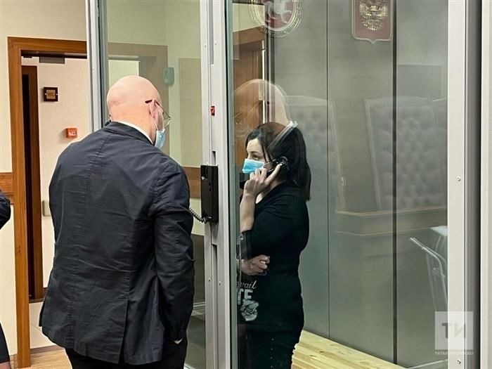 Взяла девочку за ногу и повалила ее на пол