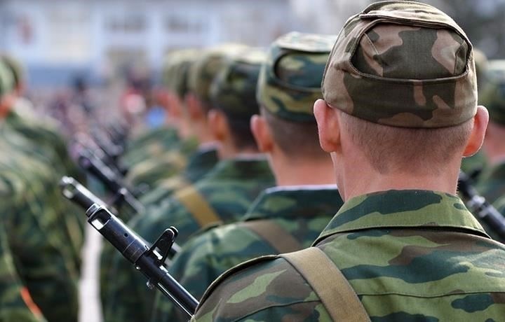 Если военнослужащий-контрактник не явился на место службы, последствия зависят от продолжительности его отсутствия и конкретных условий, оговоренных в контракте. Согласно статье 337 Уголовного кодекса РФ, военнослужащие, самовольно покинувшие место службы более чем на 10 дней, могут быть подвергнуты наказанию, в том числе штрафу или лишению свободы. Однако если срок отсутствия составляет менее 10 дней, к контрактнику могут быть применены административные или дисциплинарные меры, например, снятие с контракта.
