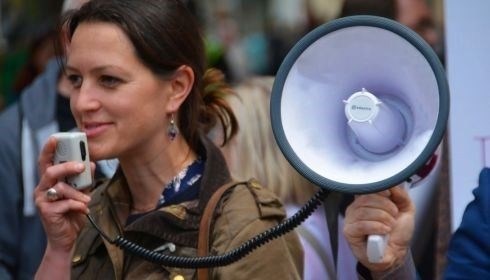 В каких случаях сотрудник правоохранительных органов может применять огнестрельное оружие?