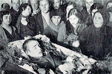Мужество Сергея Есенина перед лицом огромного давления в течение его жизни часто подвергалось сомнению. Многие считали его просто поэтом красоты, а не воином. Однако реальность его поступков говорит о другом. Хотя он, возможно, не сталкивался с физическими опасностями на фронте, как Маяковский или Толстой, Есенин не был защищен от политических и военных сил своего времени.