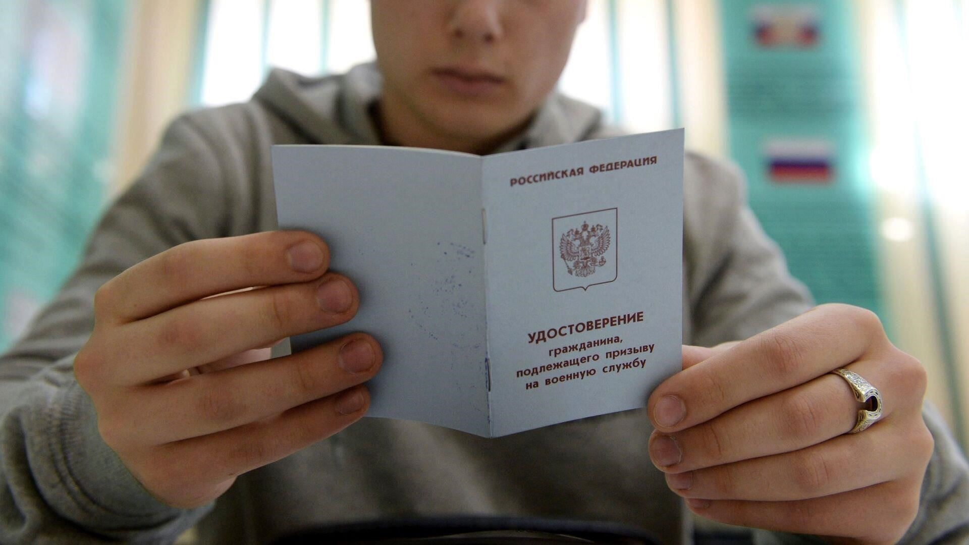 Начните с посещения отделения или военкомата, где должно быть выдано удостоверение личности. Возьмите с собой все документы, связанные с процессом регистрации, в том числе приписное свидетельство или призывной билет. Они смогут проверить статус и сообщить вам о задержках.