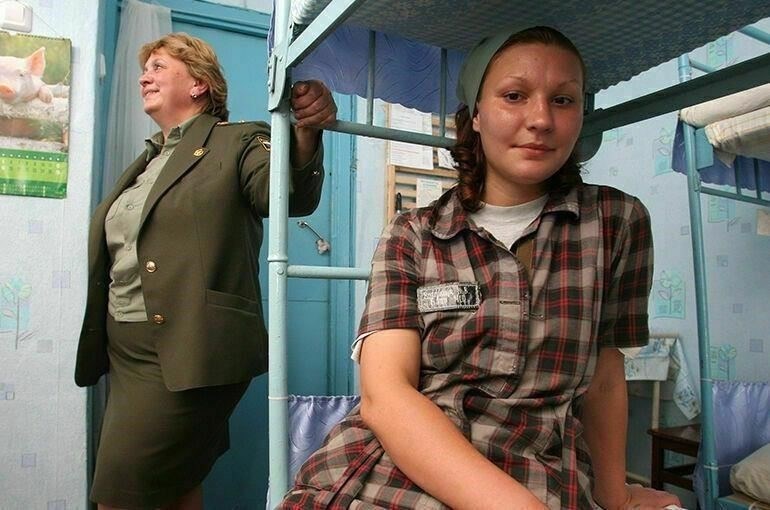 Например, женщины, осужденные за преступления, особенно имеющие на иждивении детей, могут иметь больше шансов получить отсрочку отбывания наказания. Возможность отсрочки исполнения приговора особенно актуальна в тех случаях, когда осужденный демонстрирует примерное поведение, выражает искреннее раскаяние или не представляет угрозы для общественной безопасности. Кроме того, приговор может быть отложен, если у осужденного имеются серьезные проблемы со здоровьем, которые не позволяют ему находиться в обычных условиях лишения свободы.