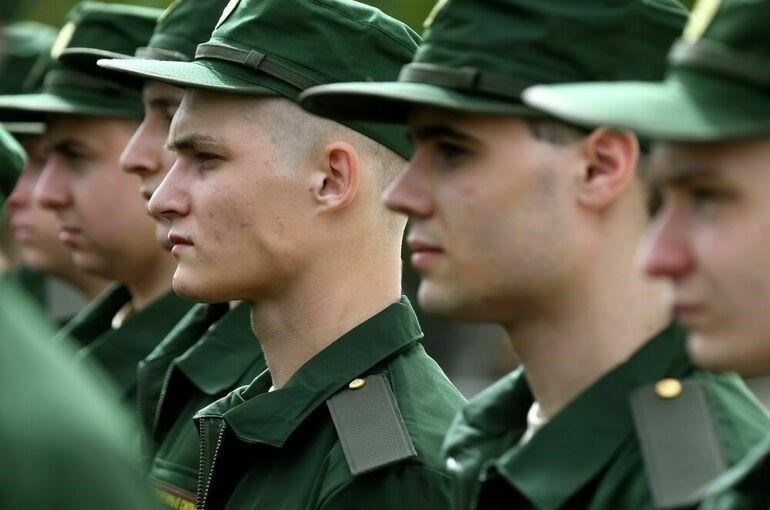 Основные положения нового закона предусматривают сокращение срока службы. Это напрямую отразилось на обязанностях призывников - сократилось время пребывания в рядах вооруженных сил. Эти изменения в процедуре призыва были приняты Государственной Думой и вступили в силу в случаях, когда граждане призываются на срочную военную службу.