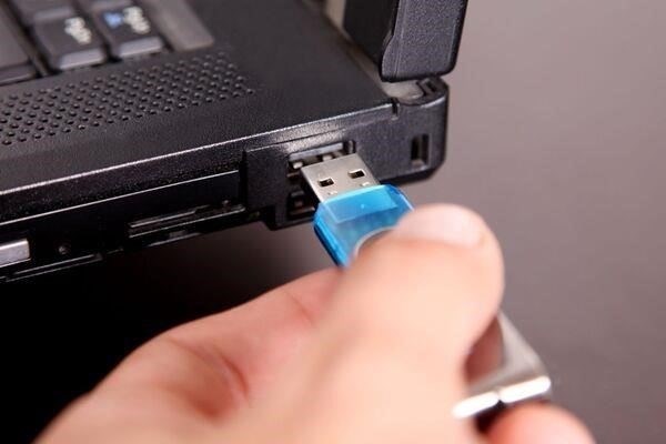Почему компьютер издает звук подключения USB, не обнаруживая накопитель