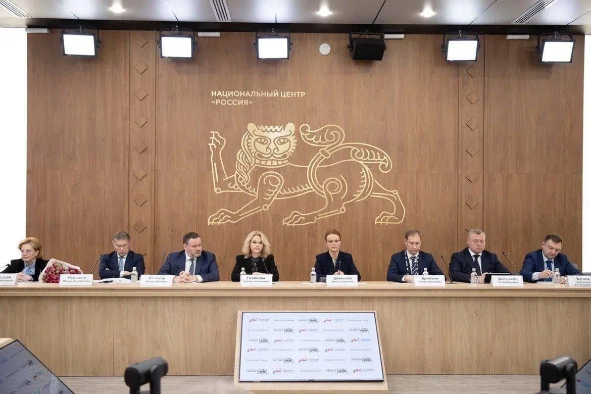 Поддержка ветеранов с иждивенцами в гражданской сфере занятостиДля ветерана, переходящего на гражданскую работу, очень важно обеспечить стабильность для своих иждивенцев. Многие организации предлагают ветеранам, у которых есть иждивенцы, специальные льготы, обеспечивающие финансовую безопасность и доступ к ключевым ресурсам. Типичная месячная зарплата такого ветерана может превышать 55 000 рублей, в зависимости от должности и уровня опыта. На гражданских должностях, например в службе безопасности или в логистике, часто предлагаются солидные компенсационные пакеты, включающие медицинскую страховку, помощь по уходу за ребенком и оплачиваемый отпуск.