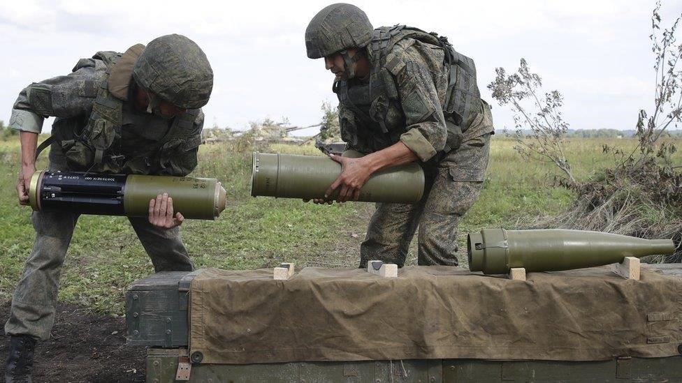 Резервисты, или «запасники», являются ключевой частью военной структуры России. Согласно указу, эти люди должны участвовать в периодических военных учениях для поддержания боеготовности. Такая политика направлена на то, чтобы резервисты были готовы к быстрой мобилизации в случае необходимости. Степень участия зависит от возраста, состояния здоровья и готовности к тренировкам.