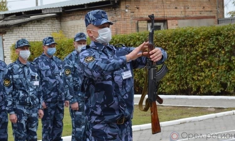 Сотрудники ФСИН могут избежать служебных взысканий, если будут строго придерживаться установленного регламента и не допускать отступлений от служебных обязанностей, предусмотренных инструкциями Российской Федерации. Особое внимание следует уделить соблюдению единого служебного распорядка, поскольку он напрямую влияет на качество исполнения служебных обязанностей. Сотрудники ФСИН должны следовать утвержденным правилам и поддерживать неизменный уровень профессионализма, обеспечивая выполнение всех обязанностей в полном соответствии с установленными требованиями.