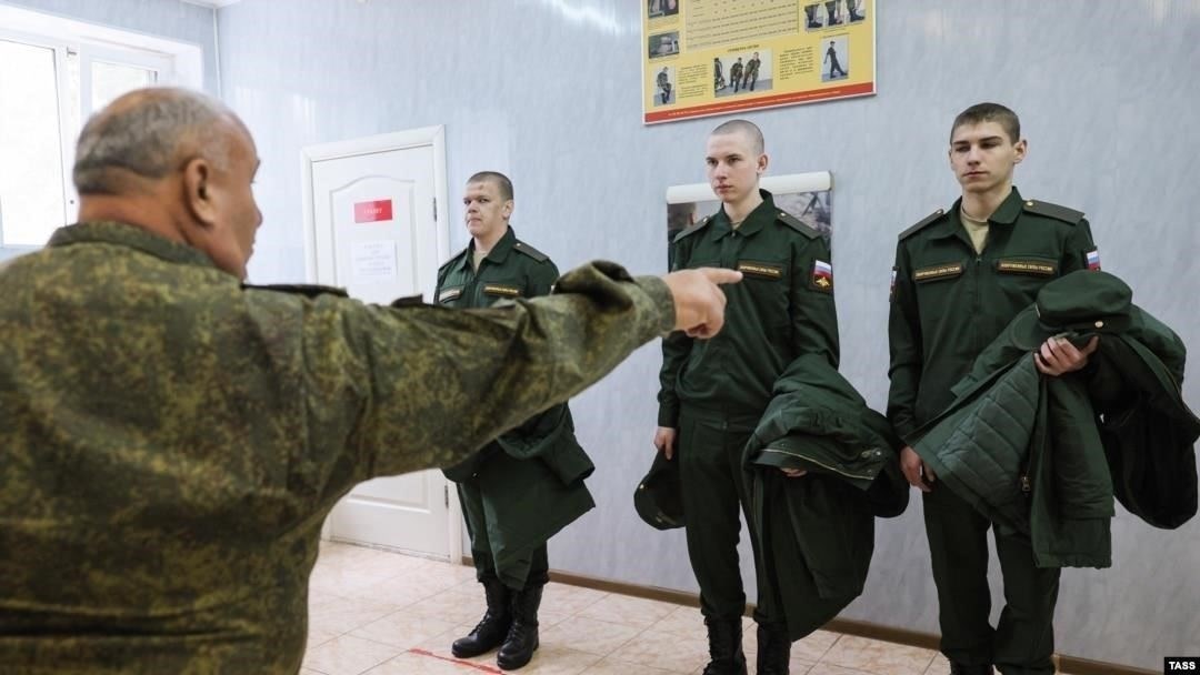 Указ вводит обновленные положения для призывников, прописав, что призывники получат повышение базовой шкалы оплаты труда, что отражает более адекватную меру их службы. В соответствии с поправками, призывники имеют право на дополнительные надбавки в зависимости от региона, в котором они служат, характера их обязанностей и срока службы. Особое внимание было уделено тому, чтобы не было разрыва в оплате труда различных категорий персонала, что позволило решить проблемы, возникавшие в прошлом в связи с неравенством званий и мест службы.