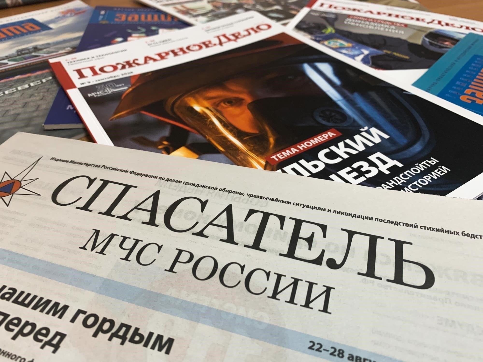 В ходе аттестации, проводимой МЧС России, кандидаты должны продемонстрировать знания в различных критических областях, имеющих отношение к реагированию на чрезвычайные ситуации и пожарной безопасности. Эти области включают в себя знание протоколов предотвращения пожаров, методов оказания первой помощи, управления кризисными ситуациями и эффективной работы под давлением. Навыки, связанные с координацией работы аварийных бригад и управлением крупномасштабными эвакуациями, также подвергаются серьезной оценке.