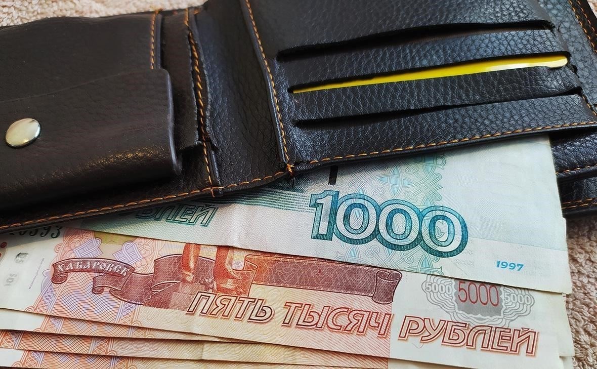 В программу будут включены только те, кто активно работает в 2025 году. Те, кто официально вышел на пенсию и больше не работает, не будут иметь права на индексацию, поскольку корректировки будут направлены именно на группу работающих пенсионеров.