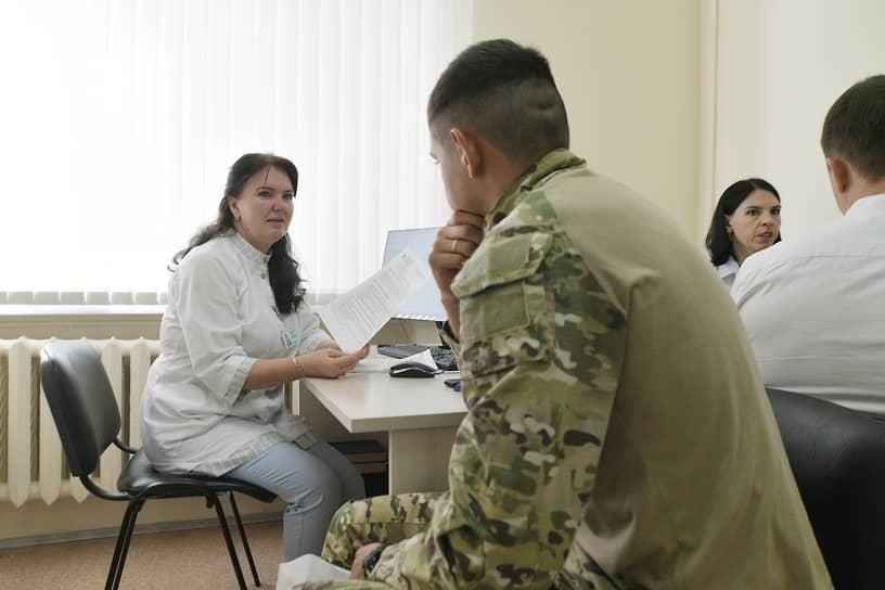 Ветераны могут получить полный доступ к больничным услугам, медицинским обследованиям и операциям, а также к лечению хронических заболеваний. В тех случаях, когда лечение недоступно в местных учреждениях, ветераны имеют право на получение помощи в более специализированных больницах. Кроме того, все выписанные лекарства, связанные с боевыми действиями, предоставляются бесплатно.