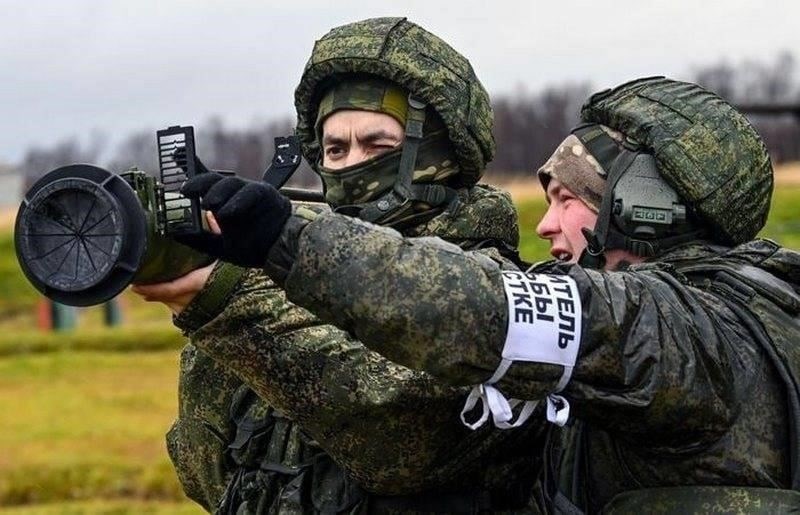 Влияние военного положения на военную службу в РоссииВ условиях военного положения военнослужащие, проходящие службу по контракту, могут столкнуться с длительными обязанностями даже после окончания срока службы. Если человек служит по контракту, например матрос на флоте, его могут не освободить сразу после истечения срока контракта. Это может произойти, если продолжается операция или военнослужащий находится в критической зоне конфликта.