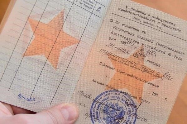 Военная служба обычно начинается с призыва, который является обязательным процессом для лиц определенных возрастных групп. Однако существуют исключения для особых случаев, в том числе по состоянию здоровья или другим законным основаниям. Для тех, кто не может или не хочет служить в регулярных войсках, может быть предложена альтернативная форма службы. Во многих странах, в том числе и в России, это признанный вариант, когда граждане могут участвовать в небоевых действиях, выполняя при этом свои обязанности.