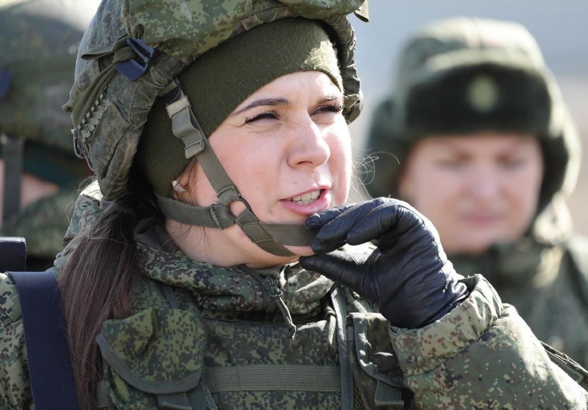 Военная служба по контракту для женщин в России: Основные особенностиЧтобы поступить на военную службу по контракту, женщина должна соответствовать нескольким установленным критериям. Во-первых, ей должно быть не менее 18 лет и у нее должна быть чистая судимость. Претендентки должны пройти медицинское обследование, чтобы убедиться, что они соответствуют требованиям к здоровью, установленным Министерством обороны. Нормы физической подготовки также являются важной частью процесса отбора, причем от женщин обычно требуется пройти ряд физических тестов. Эти тесты направлены на определение способности кандидата выполнять обязанности, связанные с военной службой.