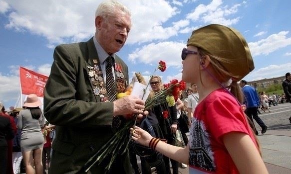 Кто имеет право на выплату ко Дню Победы в размере 10 000 рублей